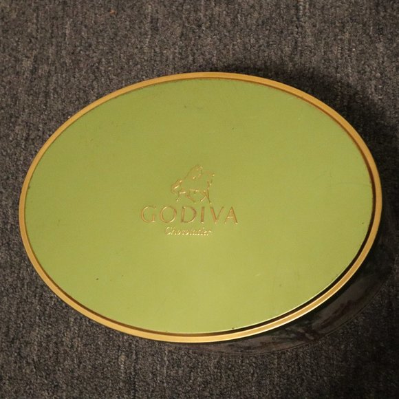 Oval Shaped Tin Godiva Chocolatier 2006 Measuring 9 3/8" x 6 7/8" x 4 3/16" - Picture 5 of 9